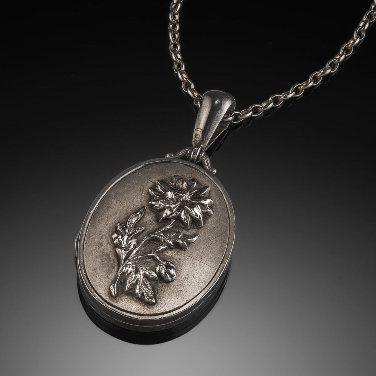  EDWARDIAN STERLING SILVER DAISY LOCKET
