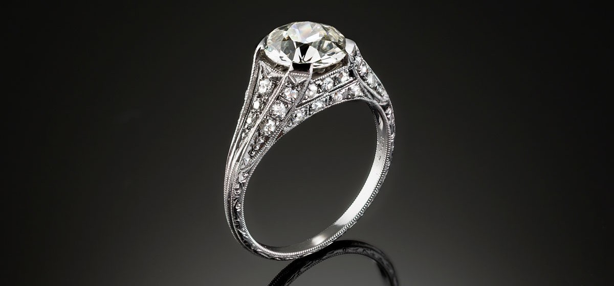 An Art Deco diamond and geometric patterned mount ring 