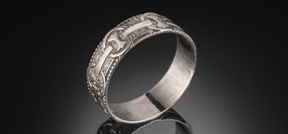 ANTIQUE STERLING SILVER BAND OF GEOMETRIC DESIGN