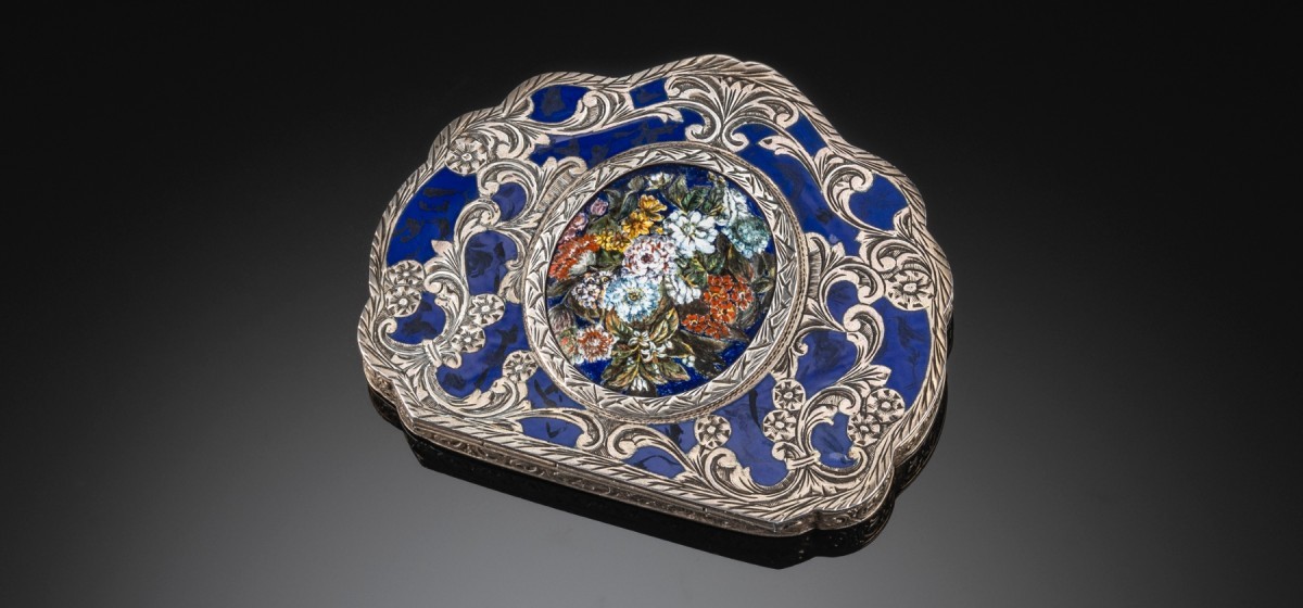 VINTAGE RICH BLUE AND FLORAL ENAMEL PIERCED WORK GILDED SILVER COMPACT