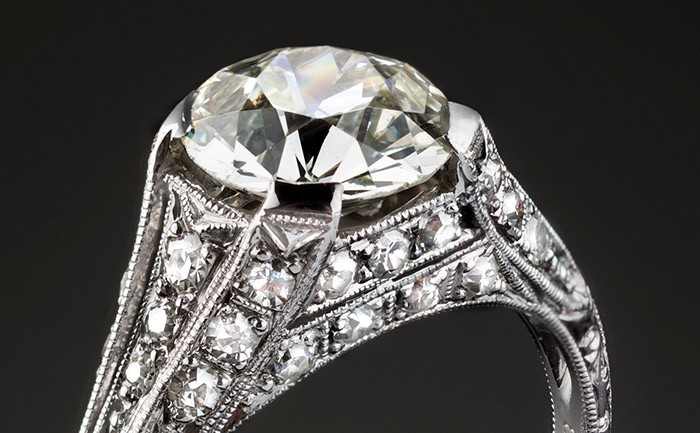 An Art Deco diamond and geometric patterned mount ring 