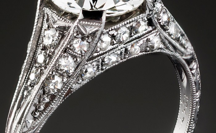 An Art Deco diamond and geometric patterned mount ring 