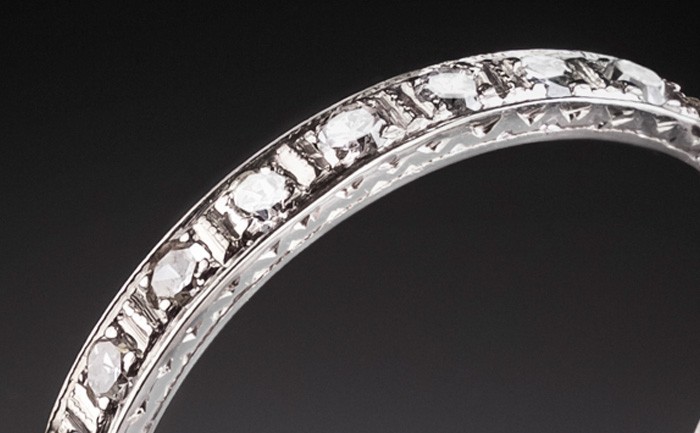 Detail of an Art Deco platinum/iridium band, the top with ten diamonds, millegrain and engraving