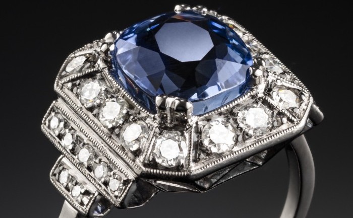 Art deco french large certified sapphire and diamond platinum set ring