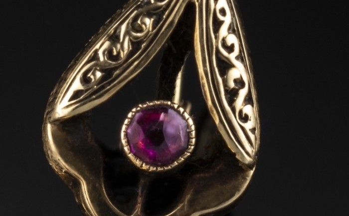 Petite earrings to wear on so many occasions.
