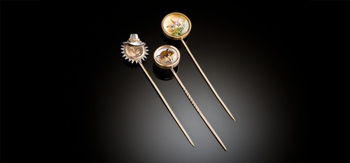ANTIQUE NOVELTY STICKPIN OF A GOLD FACE WITH SILVER RAYS AND HAT