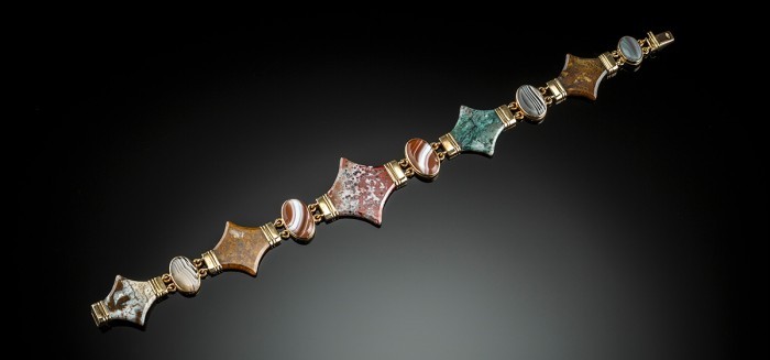 An antique agate and jasper 18ct yellow gold bracelet