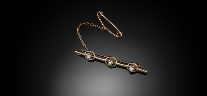 ANTIQUE FINE GOLD AND OLD CUT DIAMOND BAR BROOCH