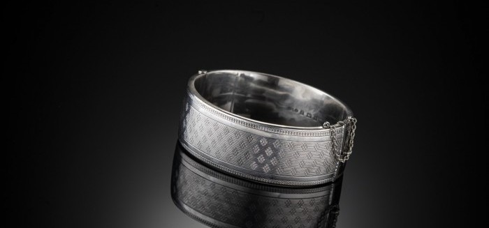 OUTSTANDING SIGNED ART DECO SILVER BANGLE WITH VARIOUS FINE ENGINE TURNED ENGRAVING