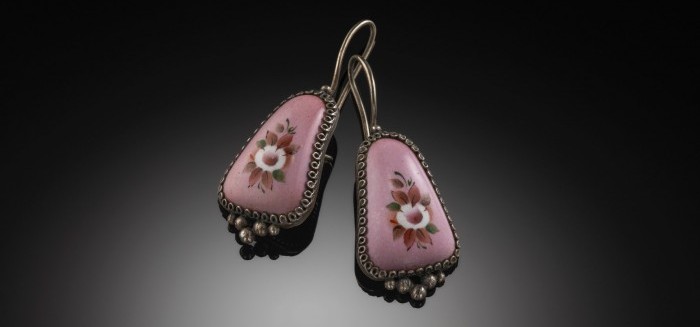 EARLY TWENTIETH CENTURY PINK ENAMEL AND SILVER DROP EARRINGS