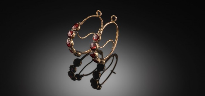 ANTIQUE FRENCH 18 CT. YELLOW GOLD AND ROSE CUT GARNET POISSARDES EARRINGS