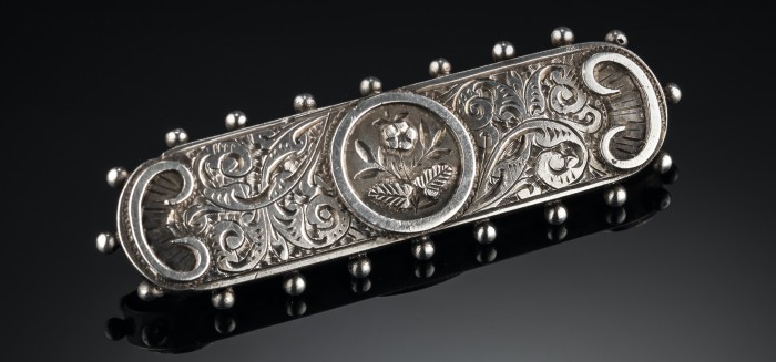 VICTORIAN SILVER BROOCH WITH FINE DEEP CARVING AND ENGRAVING