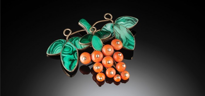 ANTIQUE NINETEENTH CENTURY MALACHITE AND CORAL FLORAL GOLD BROOCH.